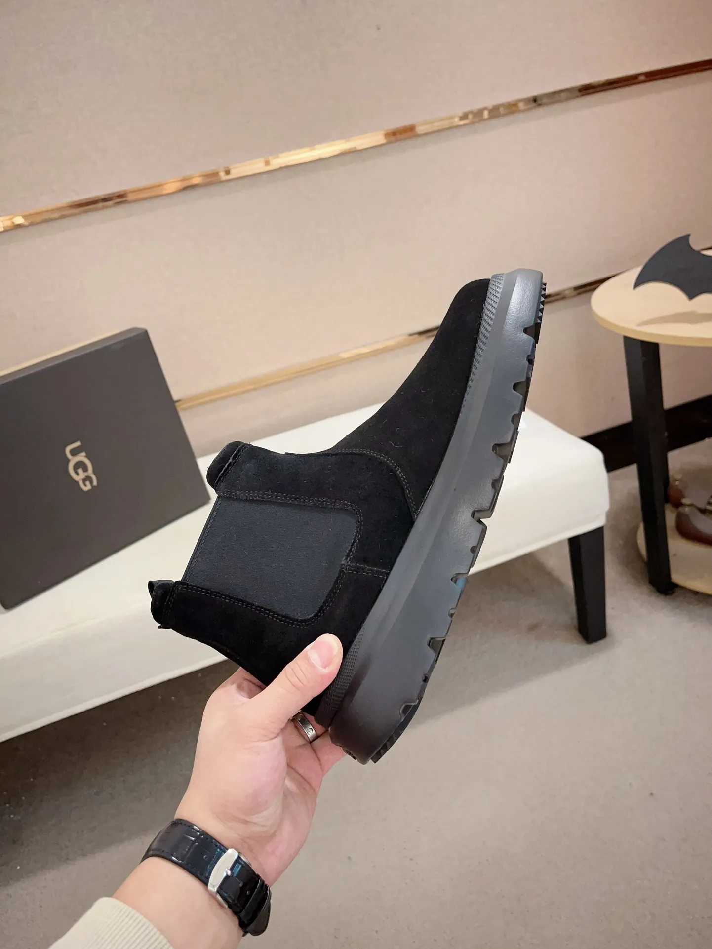 Men's shoes💰: 600💰(high-end goods) UGG❄️❄️Latest model 1:1⃣️quality, fabric: high-end quality first-layer cowhide imported from Europe. Lining: wool lining, sole: pure imported rubber foam outsole. ❤️High-end goods, fine workmanship, trendy and fashionable. The fit is very classy. If you know the goods, you will definitely not be able to refuse😍😍Code number: 41-45. Can be customized 46.47.